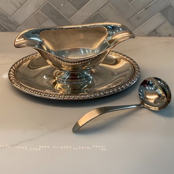 Silver Plated Gravy Boat with Under-plate and Ladle - Picture 3 of 13